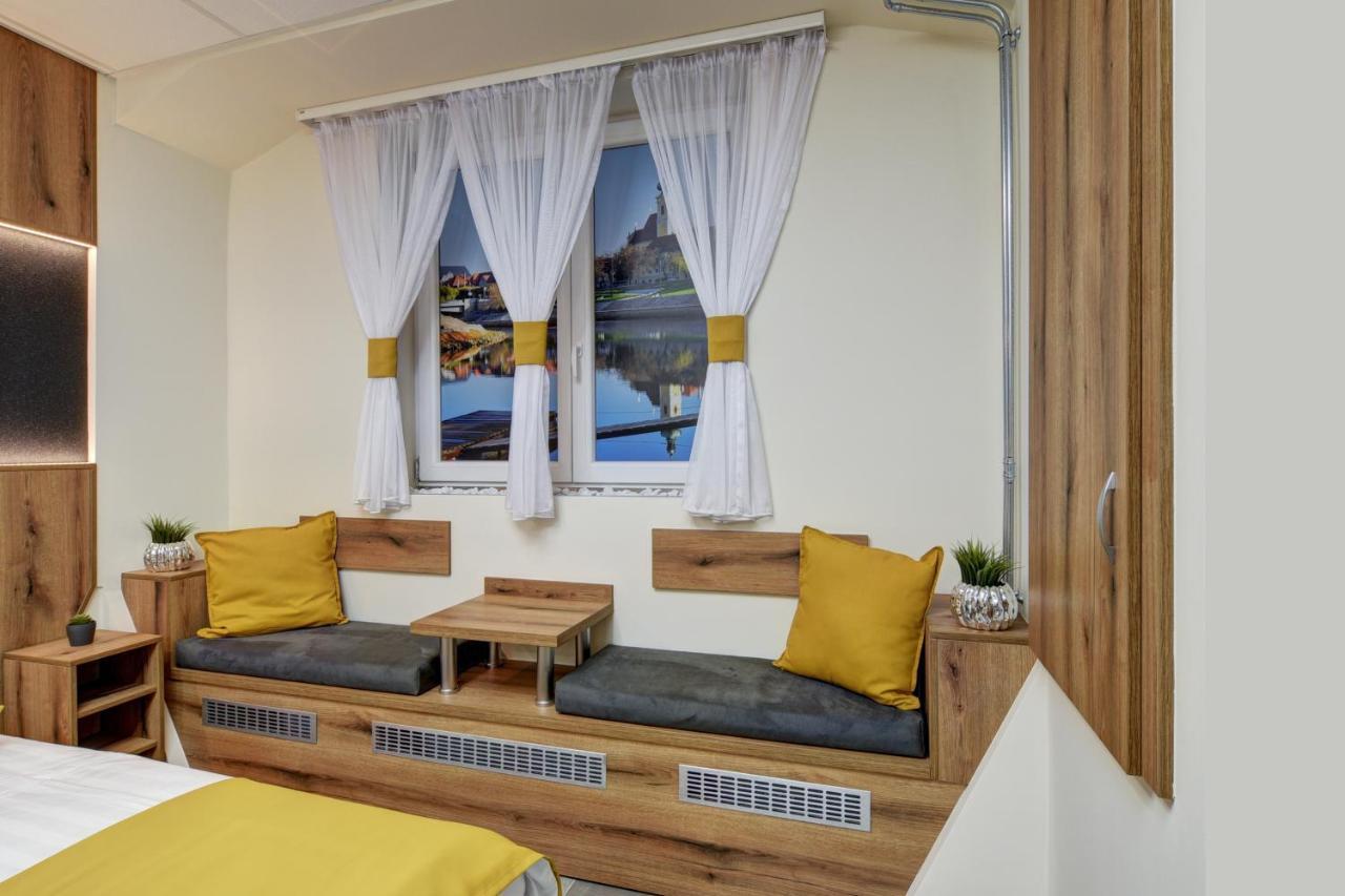 Riverside Inn - Dunaparti Szuteren Дьор Екстериор снимка